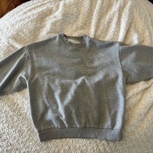 ALO Yoga Accolade Gray Crew Neck Sweater in Medium